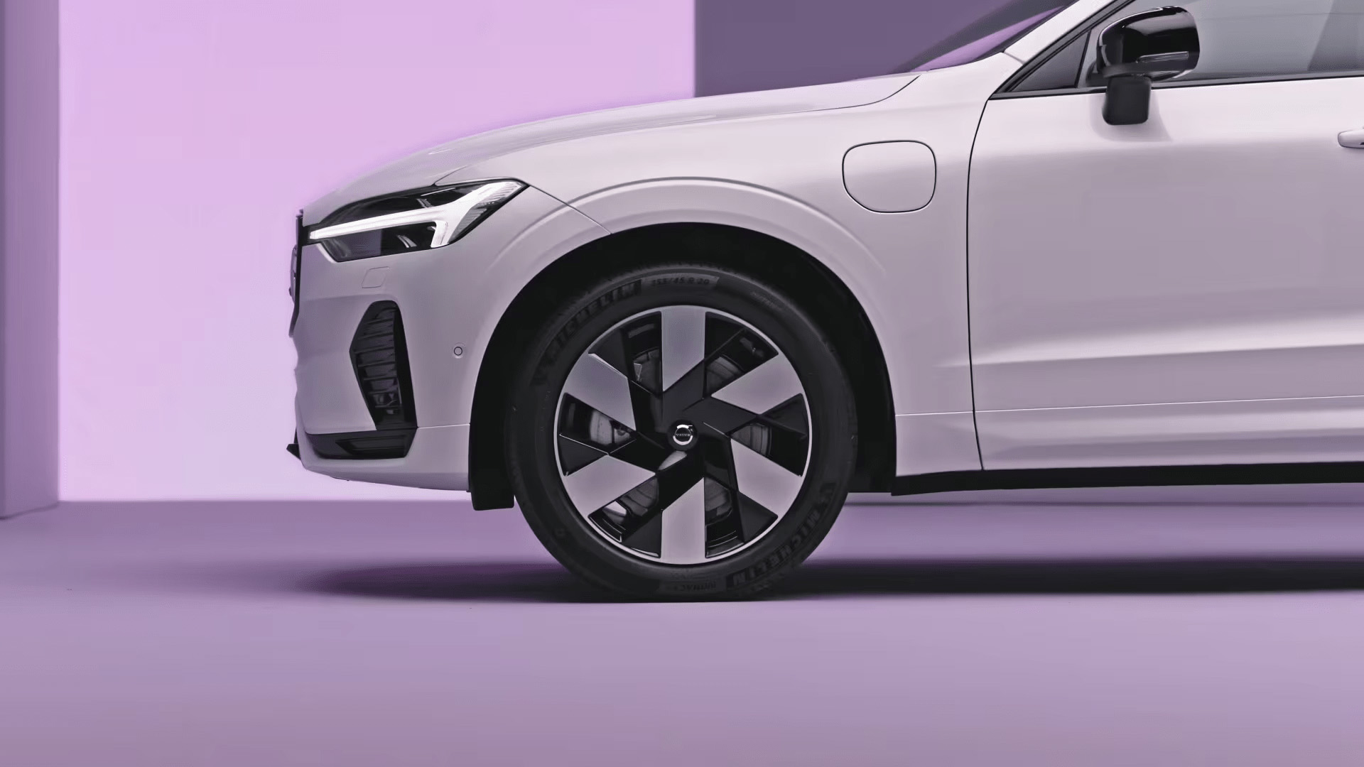 xc60-hybrid-gallery-16-16x9-min