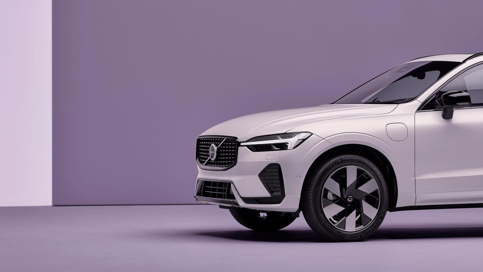 xc60-hybrid-gallery-3-16x9-min