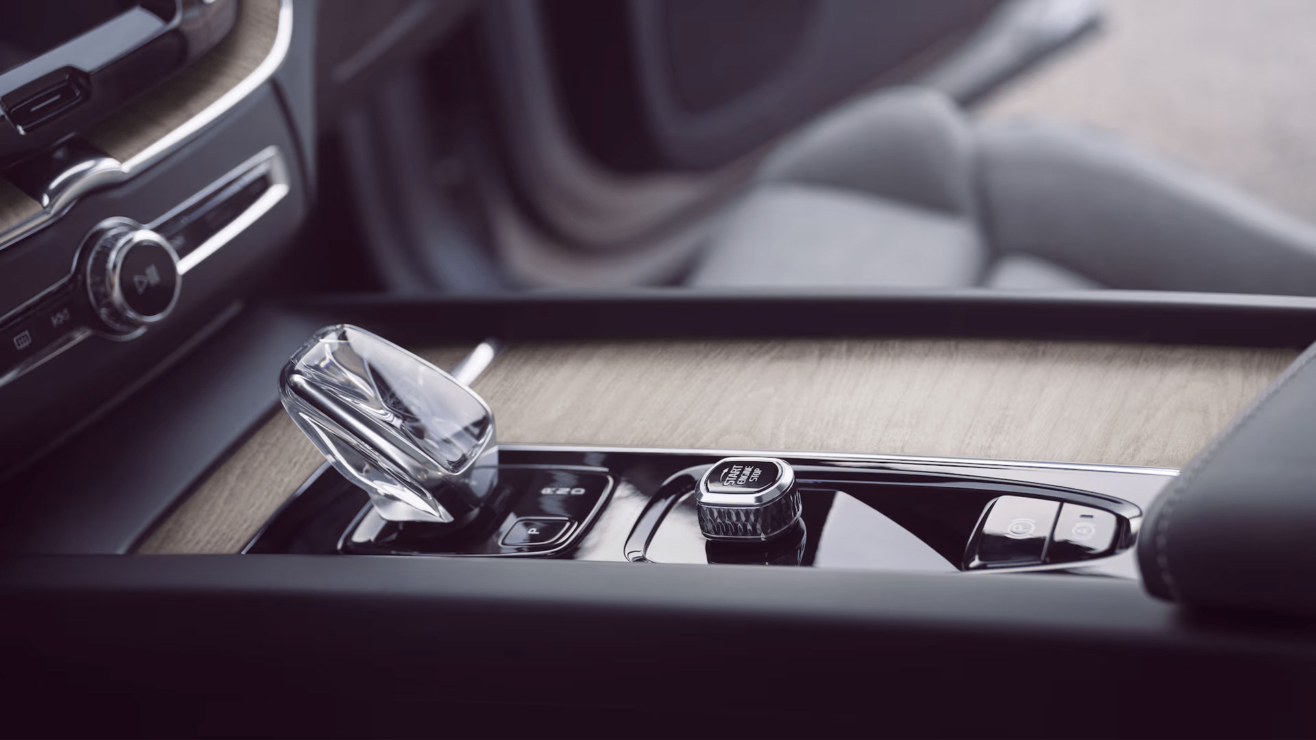 xc60-hybrid-gallery-6-16x9-min